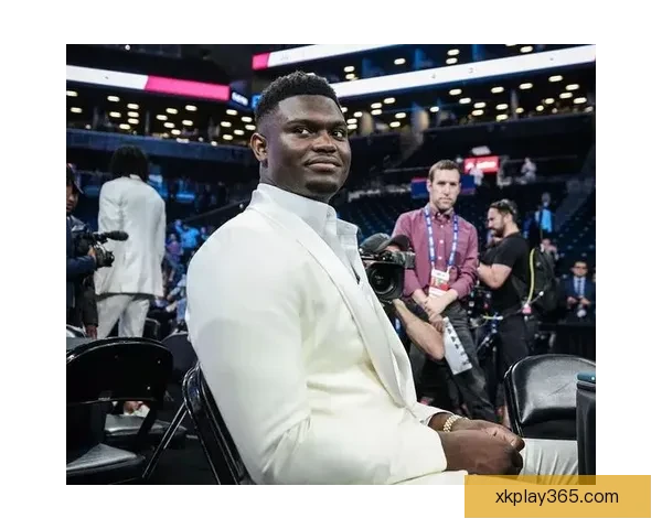 巴雷特在比赛中被队友锡安误伤肩膀 已返回更衣室接受治疗